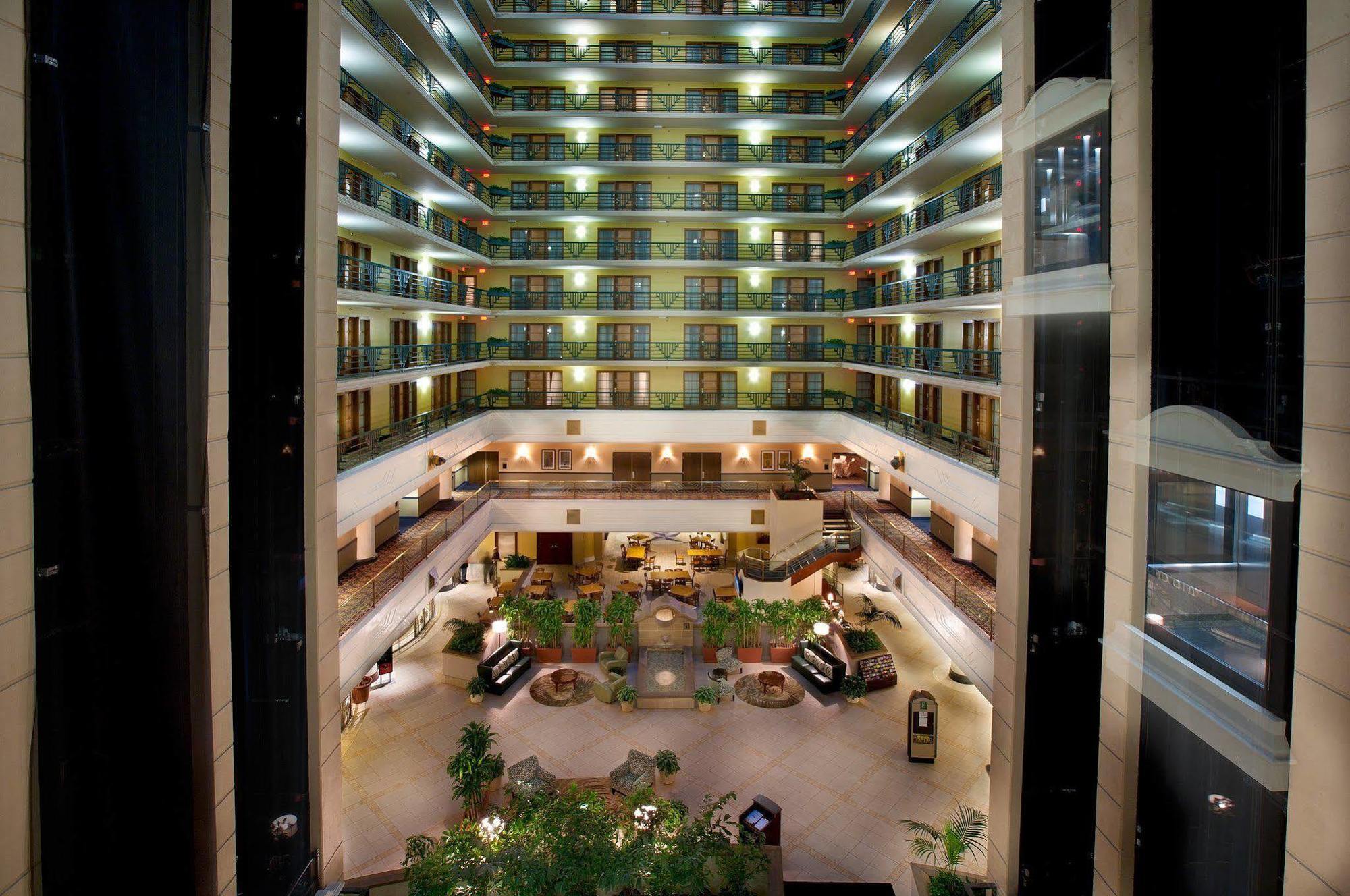 Embassy Suites By Hilton Indianapolis Downtown Beltér fotó